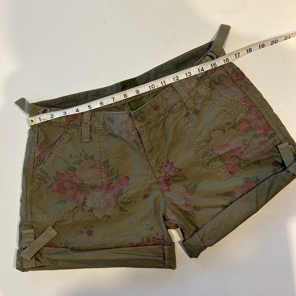 LUCKY BRAND WOMENS MID RISE EASY FIT SHORTS SIZE 8 OLIVE WITH PINK FLORAL DESIGN